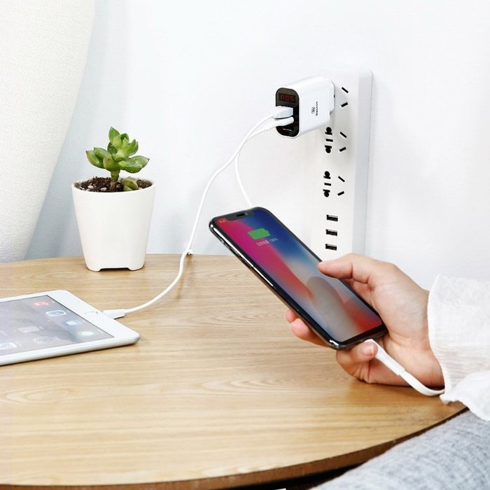 Сетевое зарядное устройство Baseus Mirror Lake Intelligent Digital Display 3USB Travel Charger 3.4A белый Сетевое зарядное устройство Baseus Mirror Lake Intelligent Digital Display 3USB Travel Charger 3.4A белый