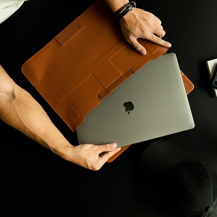 Чехол Switcheasy EasyStand коричневый для MacBook Air 13 (2018-2020), MacBook Pro 13 (2016-2020) Чехол Switcheasy EasyStand коричневый для MacBook Air 13 (2018-2020), MacBook Pro 13 (2016-2020)
