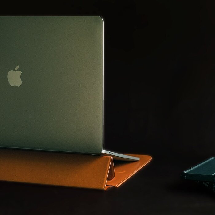 Чехол Switcheasy EasyStand коричневый для MacBook Air 13 (2018-2020), MacBook Pro 13 (2016-2020) Чехол Switcheasy EasyStand коричневый для MacBook Air 13 (2018-2020), MacBook Pro 13 (2016-2020)