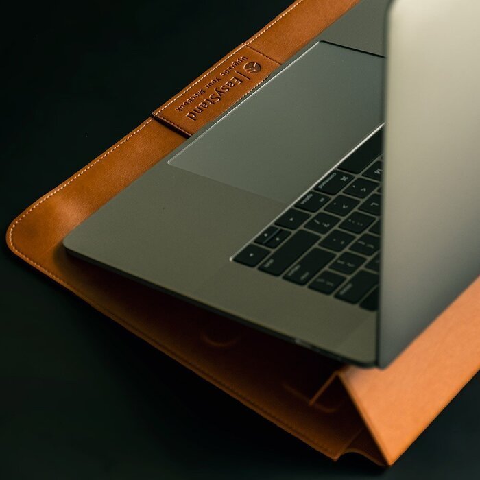 Чехол Switcheasy EasyStand коричневый для MacBook Air 13 (2018-2020), MacBook Pro 13 (2016-2020) Чехол Switcheasy EasyStand коричневый для MacBook Air 13 (2018-2020), MacBook Pro 13 (2016-2020)