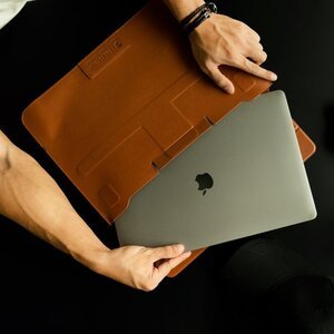 Чохол-кишеня Switcheasy EasyStand коричневий для MacBook Pro 16" (GS-105-233-201-146)