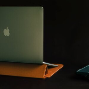 Чохол-кишеня Switcheasy EasyStand коричневий для MacBook Pro 16" (GS-105-233-201-146)