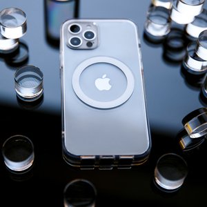 Чехол с поддержкой MagSafe Switcheasy MagClear серебристый для iPhone 12/12 Pro