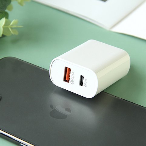Сетевое ЗУ WK Design Speed 2 USB, QC 3.0 + PD 18W белое Сетевое ЗУ WK Design Speed 2 USB, QC 3.0 + PD 18W белое