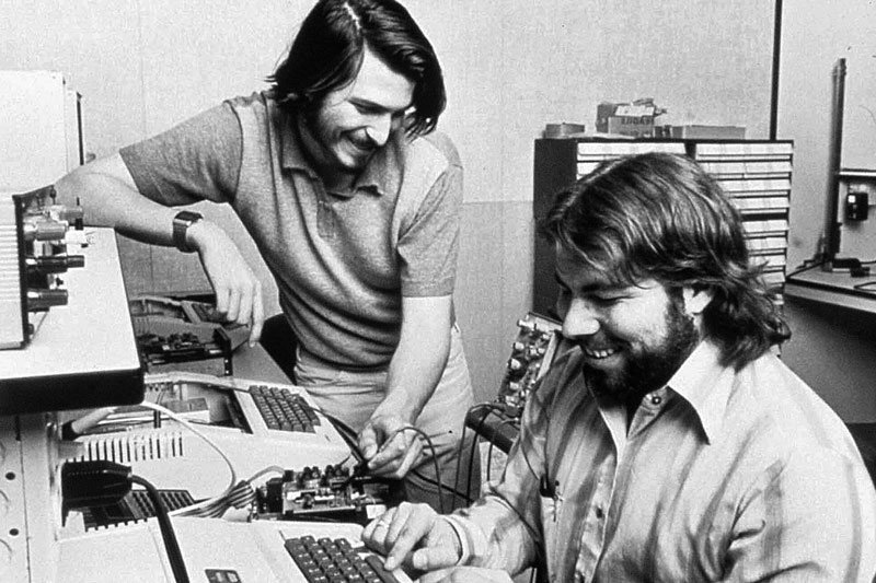 Стив Джобс и Стив Возняк за разработкой первого компьютера Apple